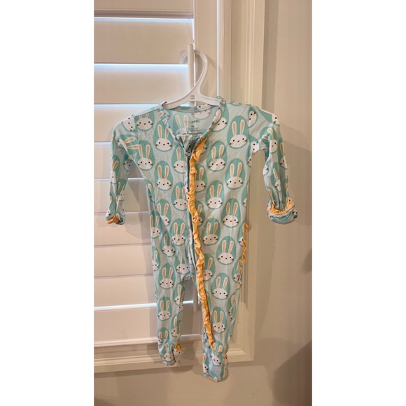 Gigi and Max BAILEY BUNNY LIMITED EDITION Ruffle Sleeper 12 months - Picture 1 of 2